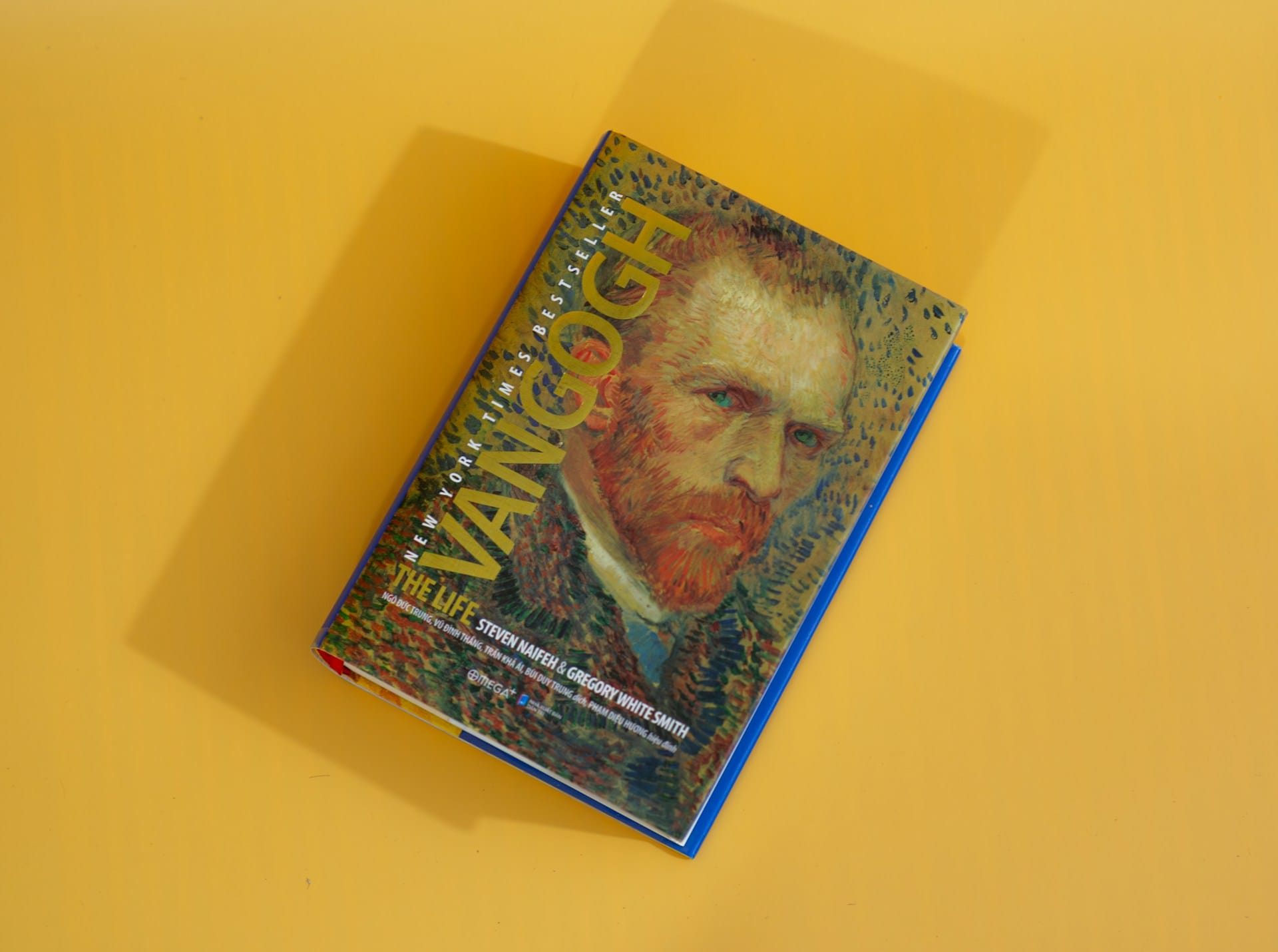Capa do livro "Van Gogh: The Life" de Steven Naifeh e Gregory White Smith, uma biografia renomada do artista, ideal para ilustrar um guia sobre como escrever uma biografia.