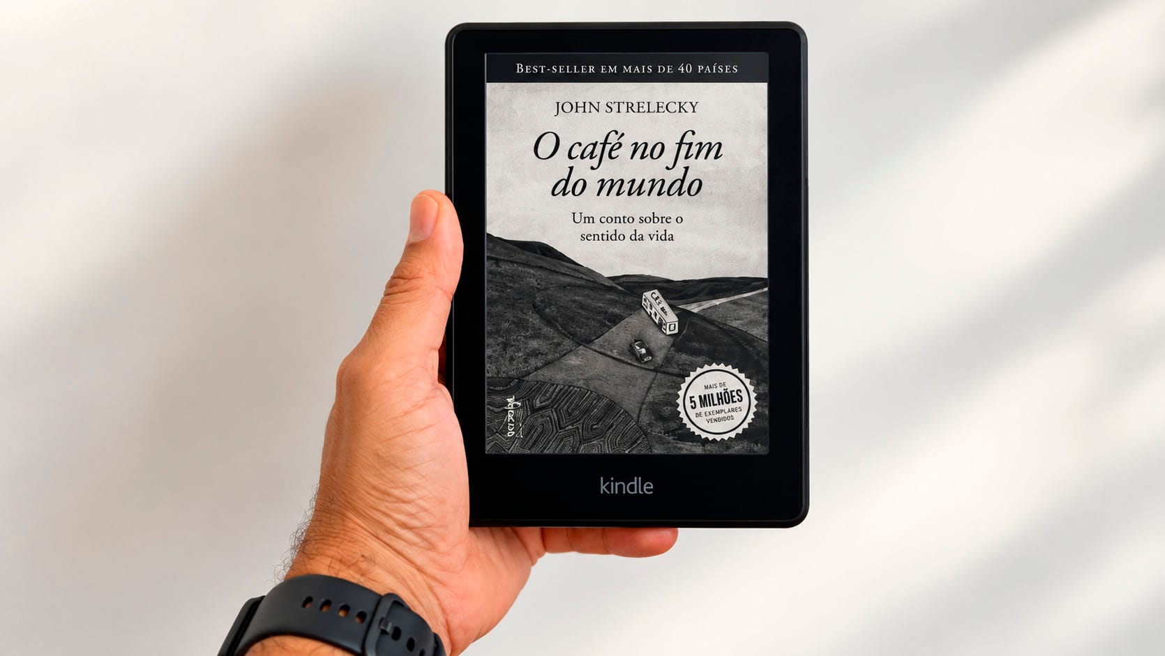 Resenha: O Café no Fim do Mundo — Perguntas indigestas para madrugadas insones